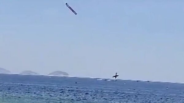 Video: Avioneta se estrella cuando realizaba vuelo publicitario frente a la playa de Copacabana