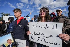 Al menos tres muertos y 60 heridos en protestas por atentado en mezquita alauita en Siria - Mundo - ABC Color