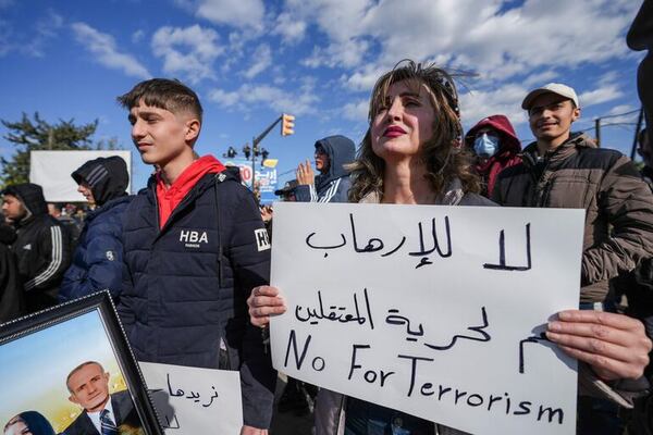 Al menos tres muertos y 60 heridos en protestas por atentado en mezquita alauita en Siria - Mundo - ABC Color