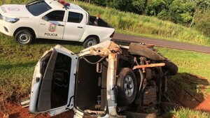 Vuelco de camioneta sobre ruta PY02 tras reventón de neumáticos
