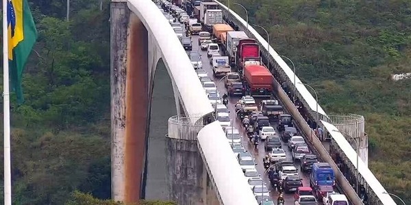 Puente de la Amistad y rutas colmadas: alertan tránsito récord hacia Brasil por Año Nuevo - ADN Digital