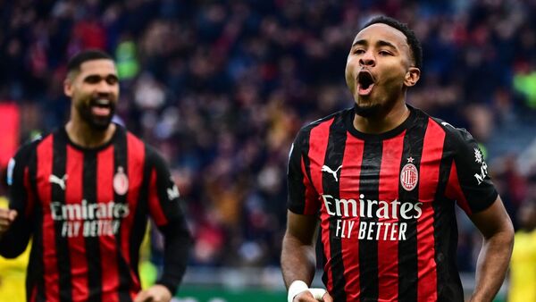 Milan sigue como líder en Italia