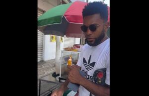 Popular / Le pescaron al pelotero Miguel Borja comiendo empanada en la calle