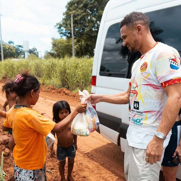 La sorpresiva visita de una ex figura del Arsenal inglés a Paraguay - Fútbol Internacional - ABC Color
