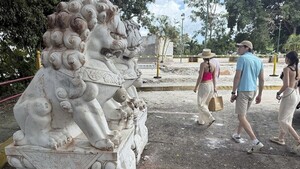 Derriban monumento chino en Canal de Panamá en medio de amenazas de Trump de retomar el control