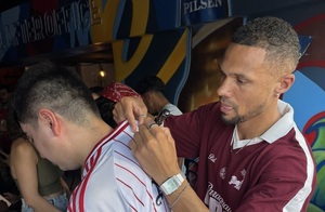 Kieran Gibbs en Paraguay: fútbol, vorí vorí y solidaridad