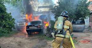 Diario HOY | Incendio consume vehículos en taller mecánico de Barrio Obrero