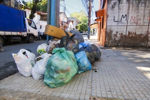 Asunción: Barrios "olvidados" por la basura tras Navidad