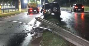 Diario HOY | Subió al paseo, derribó una columna y no hubo heridos: “Fue un regalo de Año Nuevo”