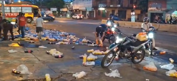 Vuelco de camión en la Ruta PY02 termina en rapiña de cervezas y gaseosas - ADN Digital