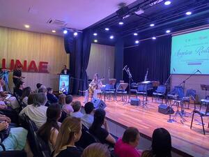 Angélica Rodríguez emocionó al público en el cierre de la Agenda Cultural 2025 de la UNAE