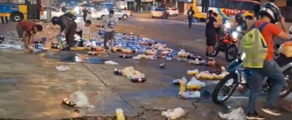 Camión de bebidas perdió el control y la gente aseguró su fiesta de Año Nuevo