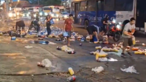 Bebidas caen de un camión por accidente y son saqueadas en Fernando de la Mora