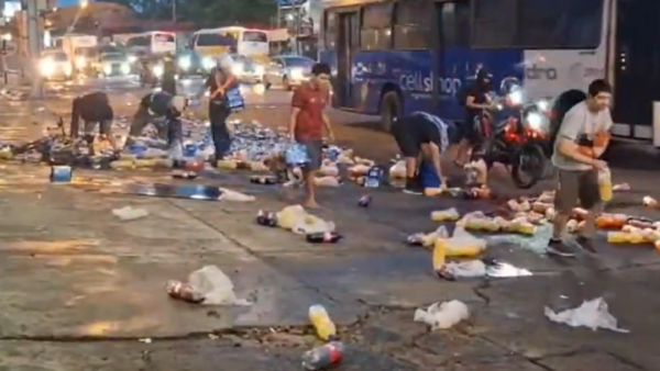 Bebidas caen de un camión por accidente y son saqueadas en Fernando de la Mora
