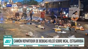¡Lamentable! Camión de bebidas vuelca y transeúntes aprovechan