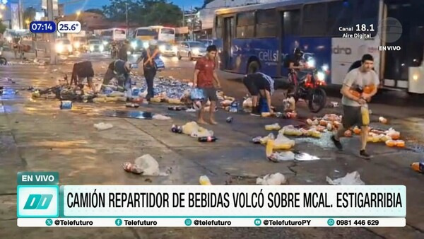 ¡Lamentable! Camión de bebidas vuelca y transeúntes aprovechan