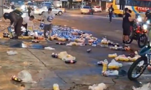 En Fernando de la Mora, camión de bebidas volcó y transeúntes saquearon la carga - OviedoPress
