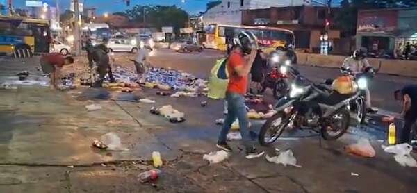 Fernando de la Mora: un repartidor de bebidas volcó y avivados robaron su mercadería - Policiales - ABC Color