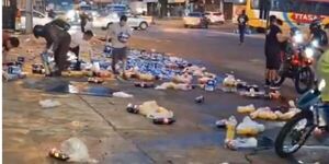 CAMIÓN DE BEBIDAS PERDIÓ EL CONTROL Y LA GENTE ASEGURÓ SU FIESTA DE AÑO NUEVO