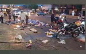 Camión cervecero volcó parte de sus productos por culpa de un bache y transeúntes se aprovecharon