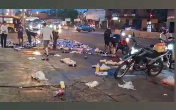 Camión cervecero volcó parte de sus productos por culpa de un bache y transeúntes se aprovecharon