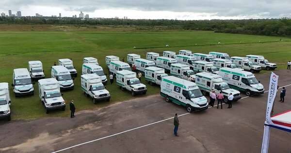 La Nación / Gobierno entrega otras 30 ambulancias para el sistema de salud