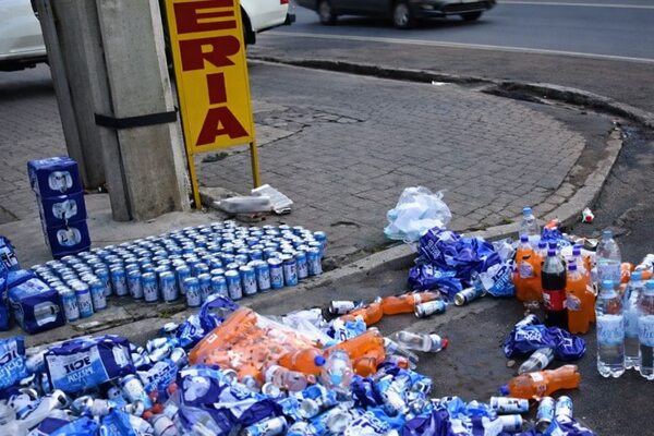 Rapiña de mercaderías tras percance de camión en Fernando