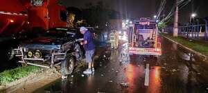 Fuerte choque contra una columna en San Antonio: ocupantes salieron ilesos - Policiales - ABC Color