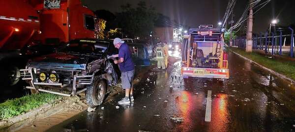 Fuerte choque contra una columna en San Antonio: ocupantes salieron ilesos - Policiales - ABC Color