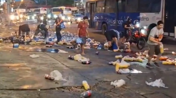 Por esquivar un bache, camión perdió su carga y personas se llevaron bebidas