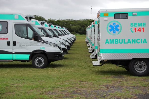 Salud recibe 30 nuevas ambulancias de Itaipú y completa 217 en todo el país - ADN Digital
