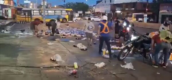 Popular / Rapiñaron birra y gaseosas que cayeron de camión
