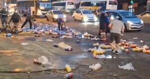 La Nación / Un camión perdió más de 1000 packs de cerveza al intentar esquivar un bache en Fernando de la Mora