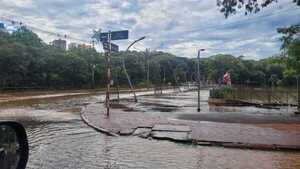 Lago de la República se desborda por intensas lluvias y deja intransitable importante avenida de CDE