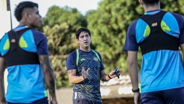 Trinidense espera un volante y un extremo