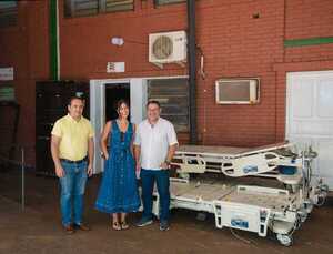 CHEBA REMESOWSKI ENTREGÓ CAMILLAS ELÉCTRICAS AL HOSPITAL PEDIÁTRICO DE ENCARNACIÓN