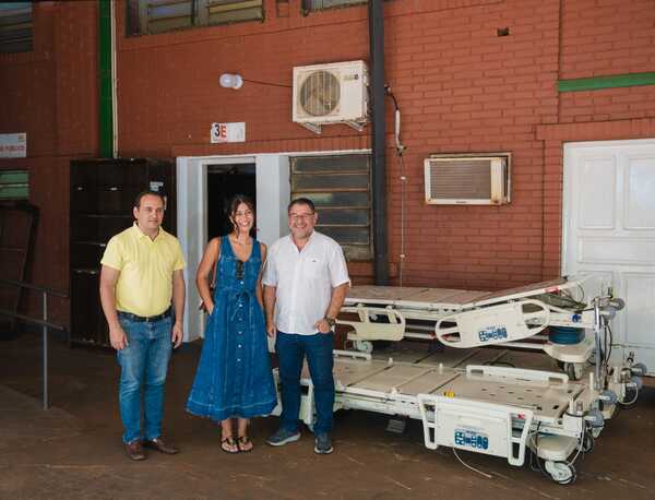 CHEBA REMESOWSKI ENTREGÓ CAMILLAS ELÉCTRICAS AL HOSPITAL PEDIÁTRICO DE ENCARNACIÓN