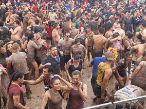 Popular / Fiesta del Tuju congregó al rollo en Nueva Londres