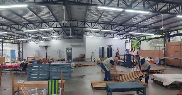 La Nación / Mudan de albergue a familiares de pacientes apostados en la Unidad de Emergencias del IPS