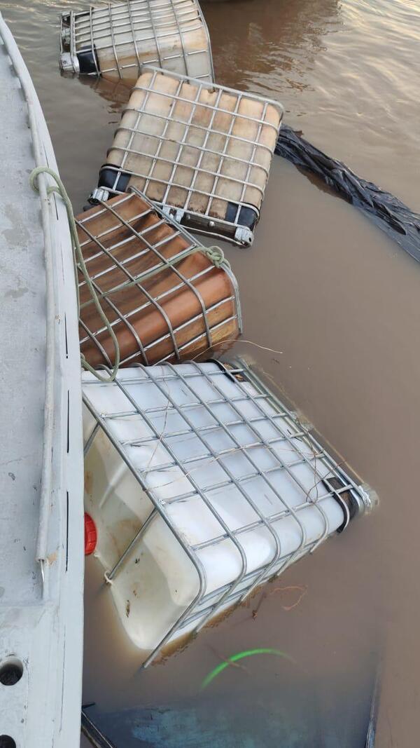 Popular / Incautan 4 mil litros de combustible tras tiroteo