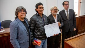 Artista indígena recibe la máxima distinción cultural del Congreso Nacional