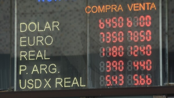 El dólar sigue en caída y vuelve a niveles de hace cuatro años: ¿Por qué no bajan los precios?