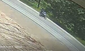 Popular / (VIDEO) En Concepción buscan a motociclista que encontró una agenda con dinero
