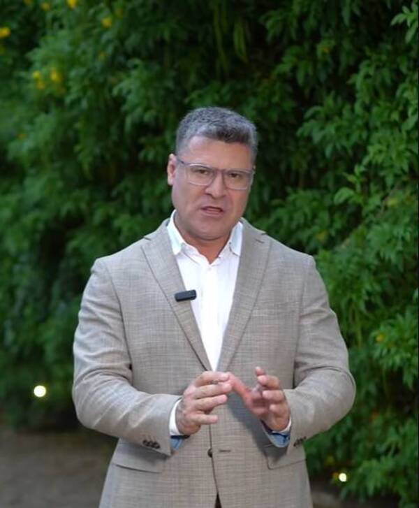 Periodista armó sarambí en la casa de sus padres