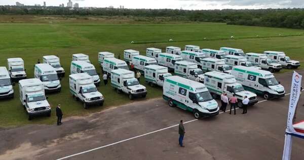 La Nación / Gobierno entrega 30 ambulancias e impulsa descentralización de Salud