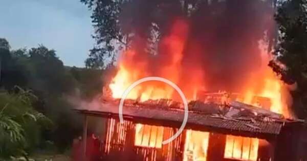 Diario HOY | Precaria casa fue devorada por el fuego tras caída de un rayo
