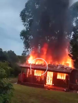 Precaria casa fue devorada por el fuego tras caída de un rayo