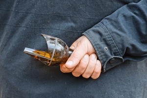 Imputan a adolescente que hirió a su padre con un pedazo de botella | Unicanal