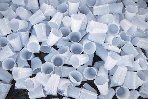 Francia aplaza la prohibición de vasos de plástico desechables de 2026 a 2030 - Mundo - ABC Color