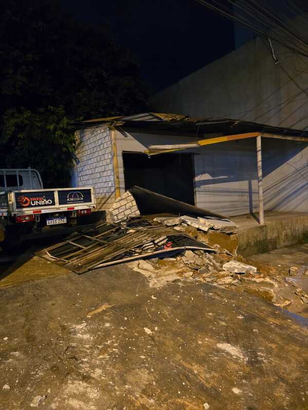 Camión sin frenos retrocede y choca contra una columna y una vivienda en CDE - ADN Digital